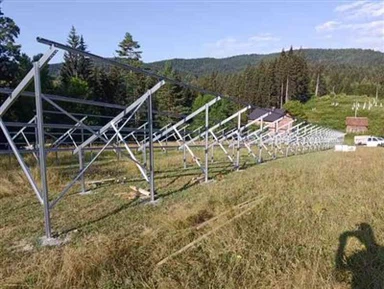 Jordsolar montering med C-kanal stålstøtte